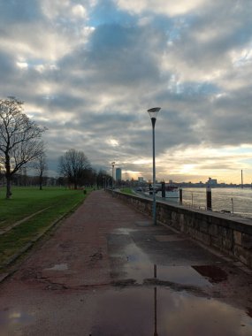 Yağmur yağdıktan sonra Düsseldorf 'ta Ren nehrinin kıyısına park et.