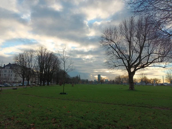 Yağmur yağmadan önce Düsseldorf 'ta Ren nehrinin yanına park et.