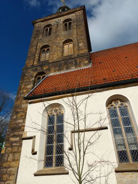 Tecklenburg 'un tarihi merkezindeki eski kilise kulesi.