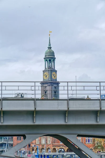 Híres Történelmi Templom Torony Hamburgban Híd Mögött — Stock Fotó