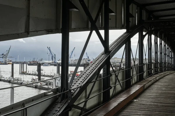 Hamburg Limanı Ndaki Tarihi Denizaşırı Köprüden Görüntü — Stok fotoğraf