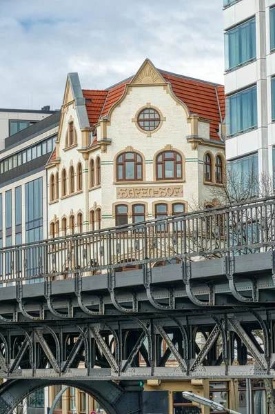 Commuter Vasúti Híd Történelmi Ház Hamburgban — Stock Fotó