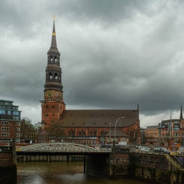 Hamburg 'da bir köprünün arkasındaki tarihi kilise.