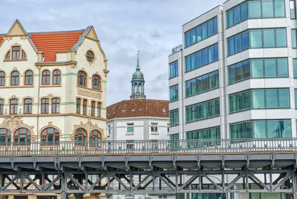 Dojížděcí Železniční Most Historická Věž Kostela Domy Hamburku — Stock fotografie