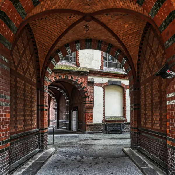 Przejście Brama Historycznej Dzielnicy Magazynowej Hamburgu — Zdjęcie stockowe