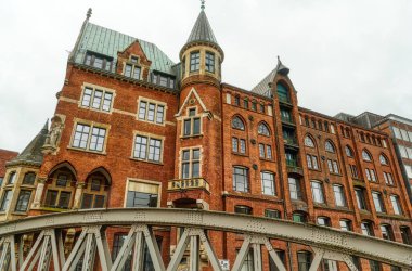 Hamburg 'da bir köprünün arkasındaki depoda tarihi bir bina.