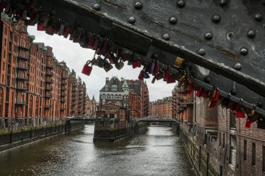 Hamburg 'daki depo bölgesinde filo filo tarihi gümrük binaları