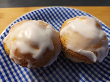 Mavi ve beyaz tabakta iki taze kek. 