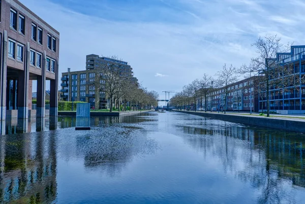Eindhoven Bir Yerleşim Bölgesinde Kanal — Stok fotoğraf