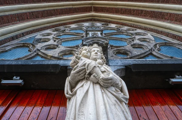 Eindhoven市中心历史上的Catharinakerk雕塑 — 图库照片