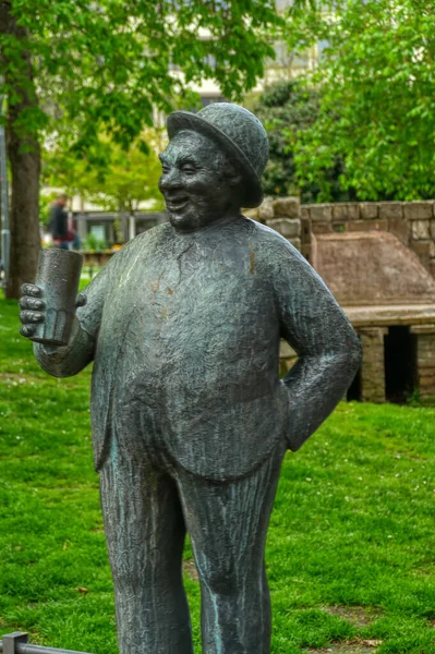 stock image Funny statue of a drinking man in downtown Mainz