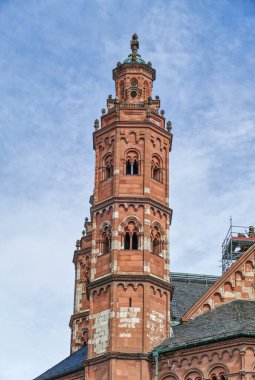 Mainz 'deki tarihi katedralin kuleleri