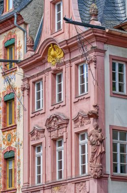 Mainz 'in eski merkezindeki pazar meydanında tarihi renkli bir cephe