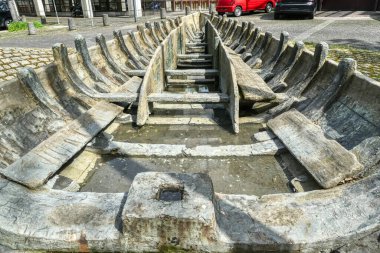Mainz 'de halka açık bir meydanda antik bir Roma teknesinin kopyası.
