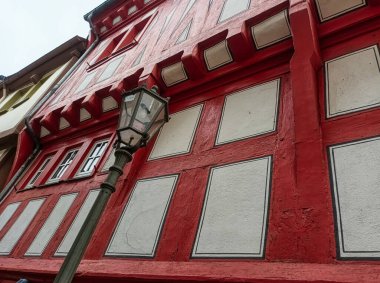 Boppard 'da tarihsel yarı ahşap ön cephe ve fener