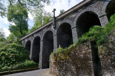 Tarihi viyadük Koblenz Stolzenfels 'deki bir şatoya gidiyor.