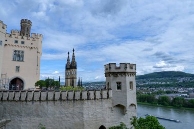 Tarihi şato ve Koblenz Stolzenfels 'deki Ren nehri.