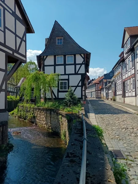 Ulica Zabytkowymi Domami Muru Pruskiego Nad Rzeką Abzucht Goslar — Zdjęcie stockowe