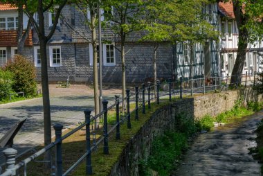 Abzucht nehri ve Goslar 'daki tarihi yarı keresteli evler.