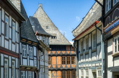 Goslar 'ın tarihi merkezinde romantik yarı keresteli evler