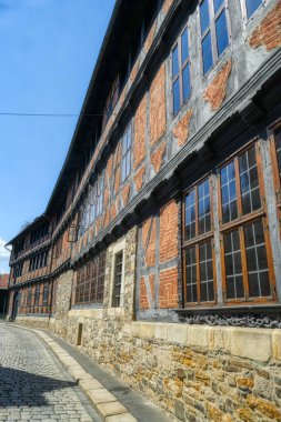 Goslar 'ın tarihi merkezinde romantik yarı ahşap ve tuğla cephe