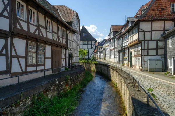 stock image Historische Fachwerkhuser und Strae an der Abzucht in der Altstadt von Goslar