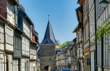 Goslar 'ın eski merkezindeki tarihi yarı ahşap binalar ve şehir kapısı