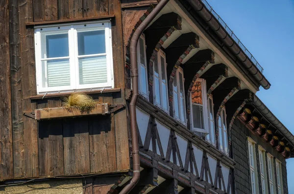 Historyczny Dom Muru Pruskiego Skrzynka Kwiatami Starym Centrum Goslar — Zdjęcie stockowe