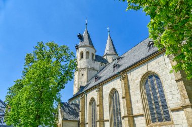Goslar 'da iki kulesi olan tarihi kilise.