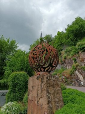 Saarburg 'daki Saar nehrinin kıyısındaki anıt.