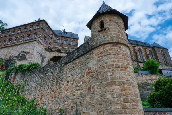 Stara Wieża Historycznych Fortyfikacji Saarburg Nad Rzeką Saar Kościół — Zdjęcie stockowe