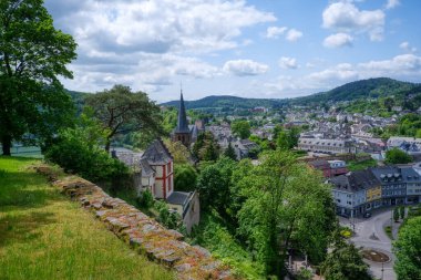 Saarburg Kalesi 'nin eski merkezi ve tarihi kilisenin manzarası.