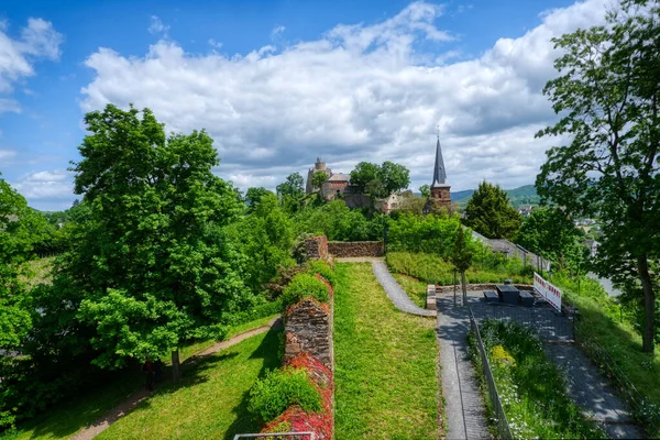 Schlossbergova Hora Hradní Zahradou Kostelem Historickou Zříceninou Hradu Saarburg — Stock fotografie