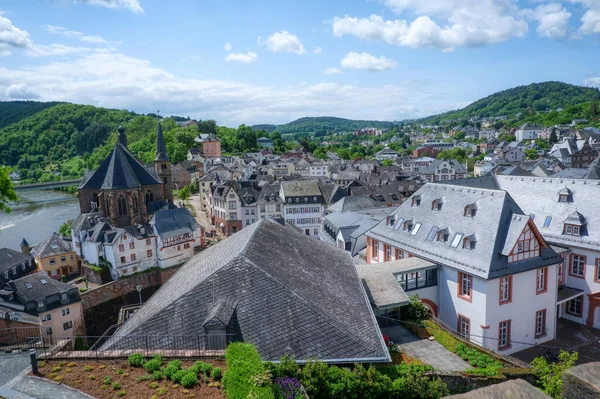 Vista Para Centro Histórico Saarburg Com Igreja Junto Rio Saar — Fotografia de Stock