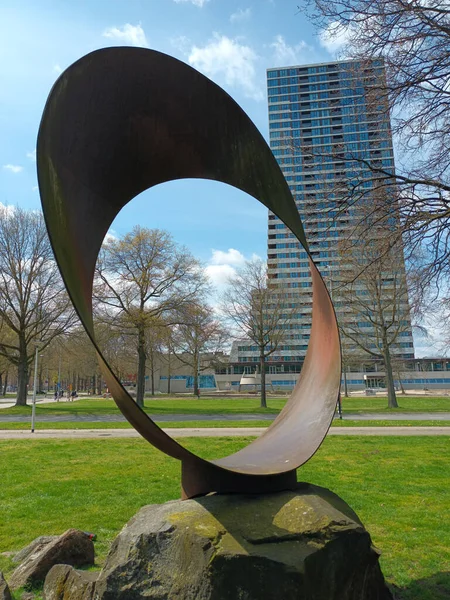 アイントホーフェンの公園内の近代彫刻 — ストック写真