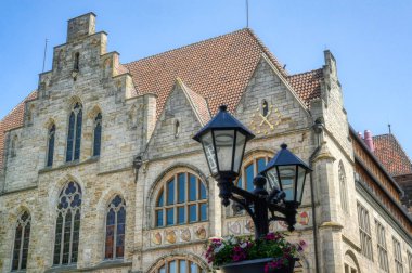 Hildesheim 'daki pazar meydanında tarihi belediye binası ve fener