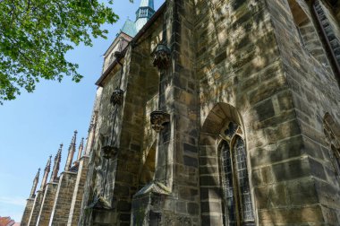 Hildesheim 'daki tarihi bir kilisenin yan görüntüsü