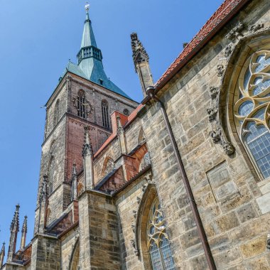 Hildesheim 'daki tarihi bir kilisenin yan görüntüsü ve kilise kulesi.