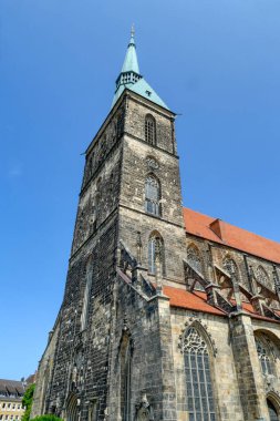 Hildesheim 'daki tarihi bir kilisenin kilise kulesi.