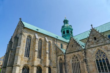 Hildesheim 'ın eski merkezindeki tarihi katedrale bakın