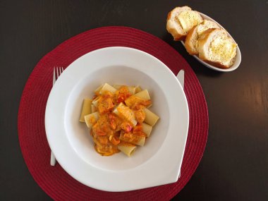 Pasta Calabrese 'li tabak ve tereyağlı ekmek.