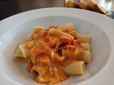 Pasta Calabrese ve ekmek ile tabak