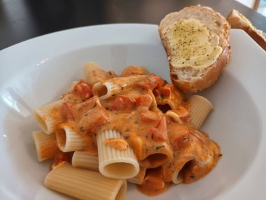 Pasta Calabrese ile tabak, ekmek ve otlar tereyağı