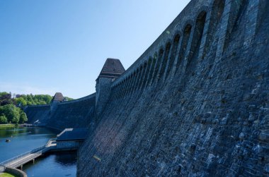 Moehnesee gölünün baraj barajına bakın.