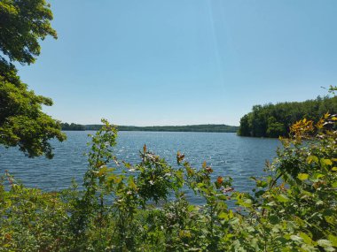 Sauerland bölgesindeki Moehnesee Gölü 'nün sularına bak.