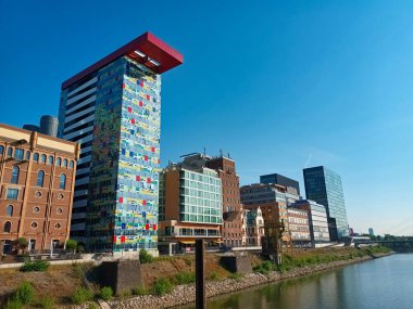 Düsseldorf 'un Medienhafen bölgesinde renkli ve modern binalar