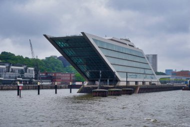 Hamburg 'daki modern inşaat ve rıhtım