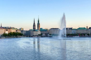 Hamburg 'daki Alster ve Jungfernstieg' e bakın.