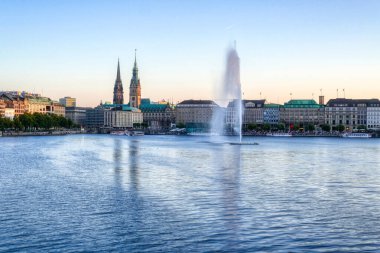 Hamburg 'daki Alster' a bakın.