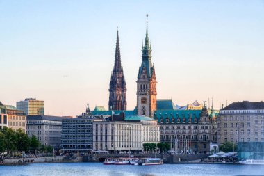 Hamburg 'daki belediye binasıyla Alster' ın iç yüzünü görün.